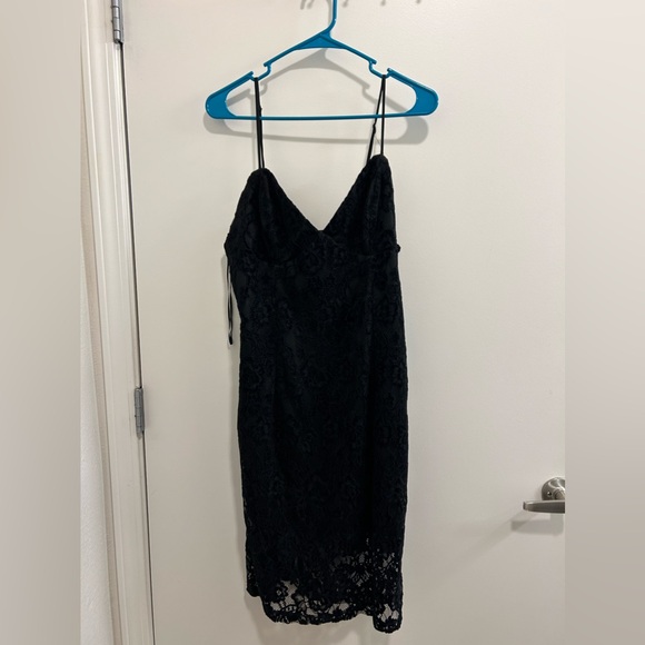 Bardot Dresses & Skirts - NWOT Bardot Black Lace Zip Up Midi Dress